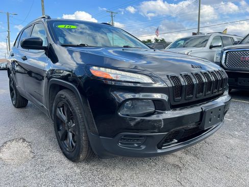 Used 2016 Jeep Cherokee Sport FWD image 3
