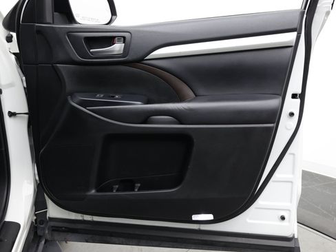Used 2019 Toyota Highlander XLE AWD/4WD image 44