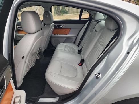 Used 2010 Jaguar XF Luxury image 16