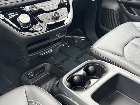 New 2026 Chrysler Pacifica Select image 13