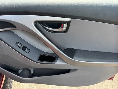 Used 2015 Hyundai Elantra SE FWD image 13