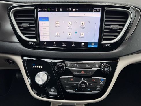 Used 2023 Chrysler Pacifica Touring-L image 15