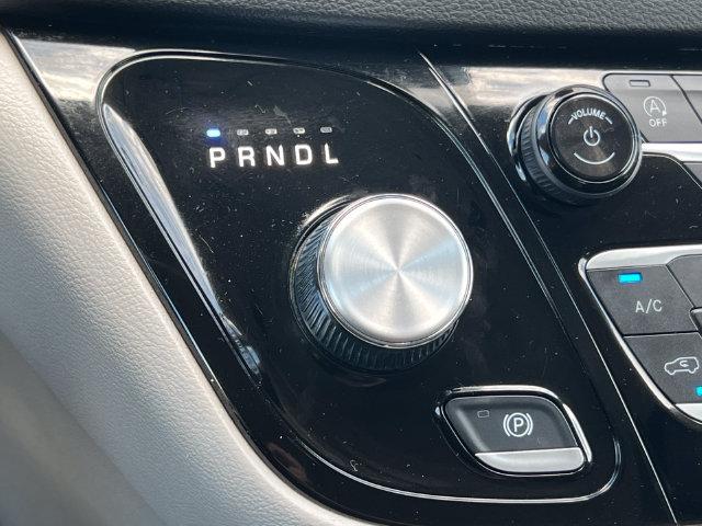 Used 2023 Chrysler Pacifica Touring-L FWD image 28