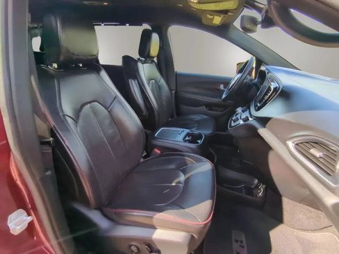Used 2020 Chrysler Pacifica Limited FWD image 25