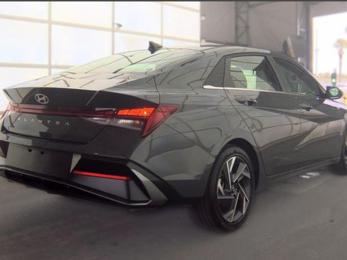 Used 2025 Hyundai Elantra SEL FWD image 5
