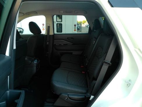 Used 2024 Nissan Pathfinder SV AWD/4WD image 19