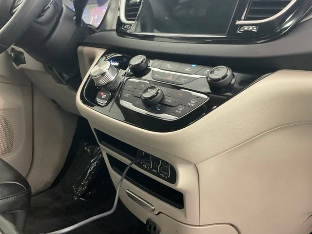 Used 2023 Chrysler Pacifica Touring-L FWD image 19