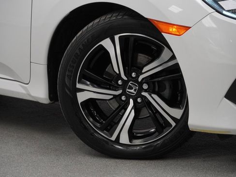 Used 2018 Honda Civic Touring image 4