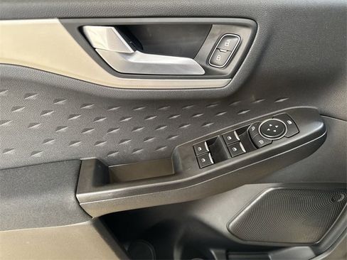 Used 2020 Ford Escape SE image 23