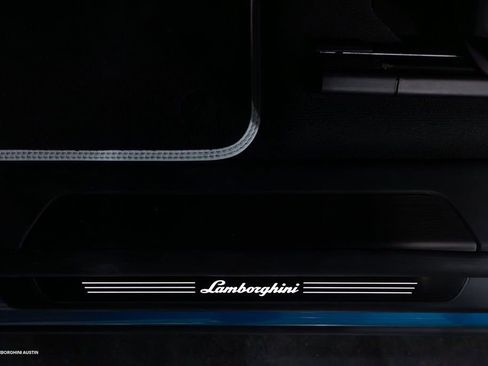 Used 2025 Lamborghini Urus SE image 26