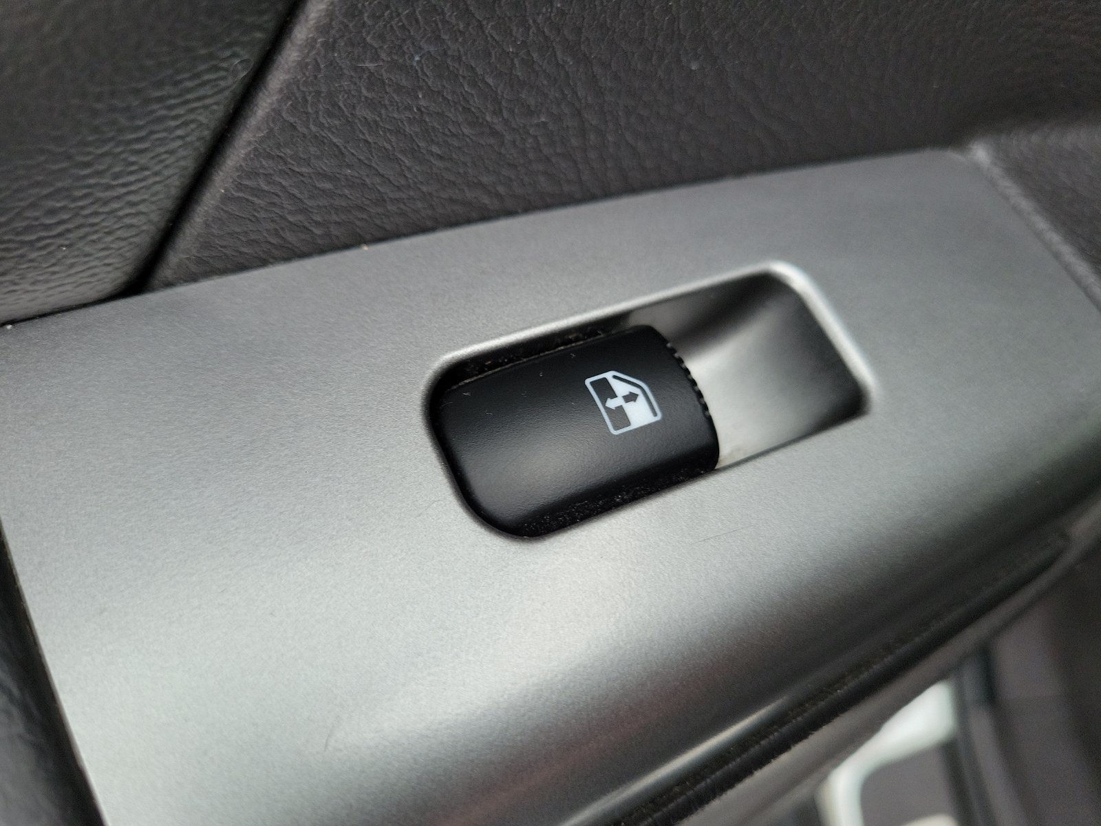Used 2011 Hyundai Santa Fe Limited FWD image 14