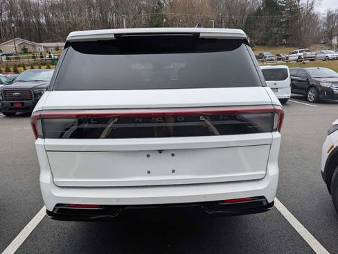 New 2026 Lincoln Navigator L Reserve AWD/4WD image 8