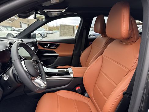 Used 2025 Mercedes-Benz GLC 300 4MATIC image 9