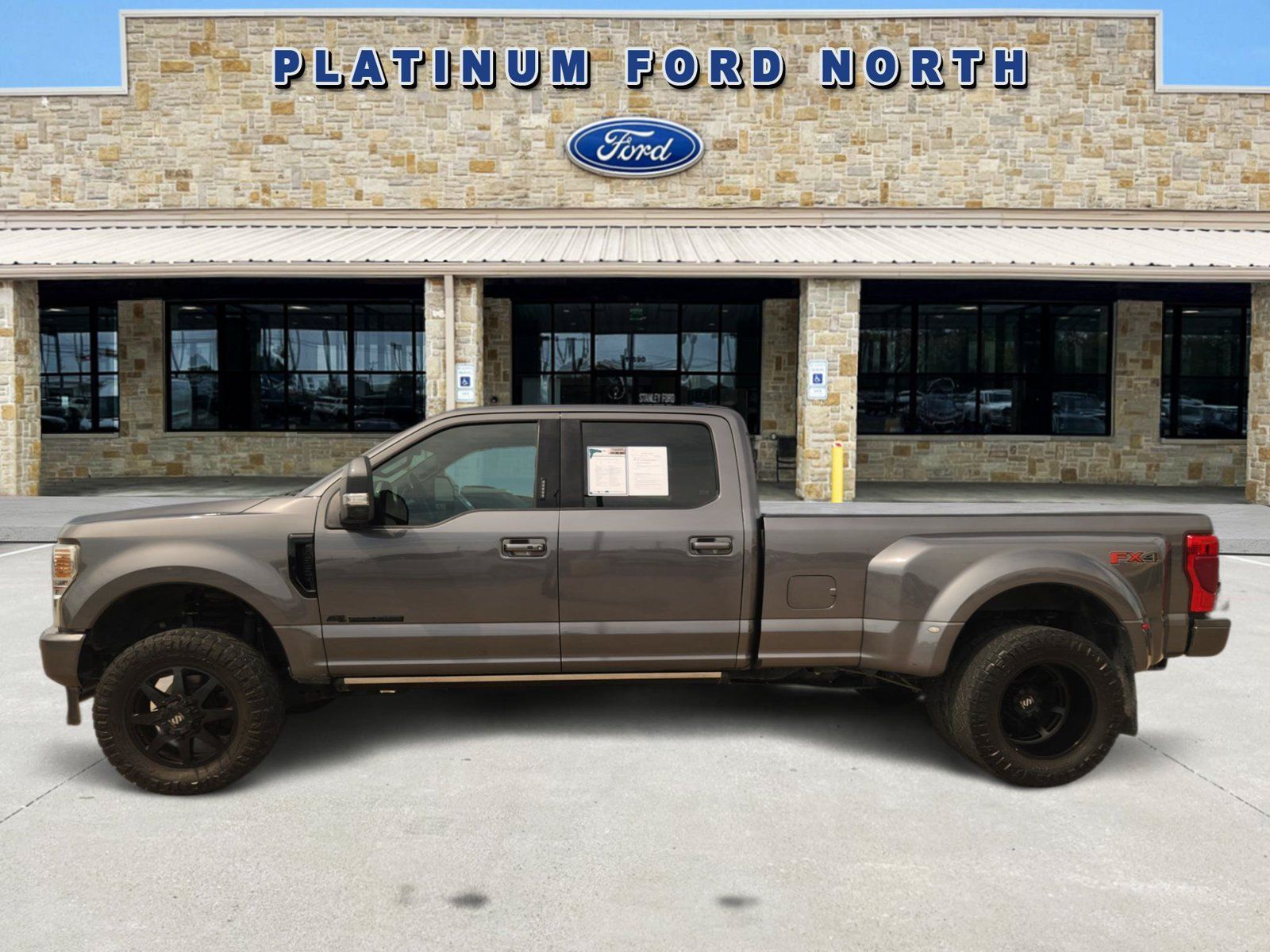 Used 2022 Ford F350 Lariat w/ Lariat Ultimate Package AWD/4WD image 3