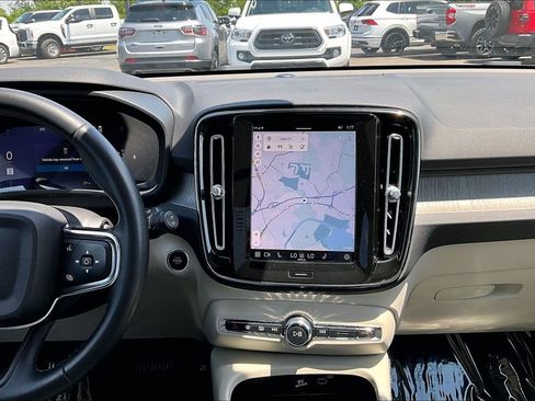 Used 2023 Volvo XC40 B5 Plus AWD/4WD image 12