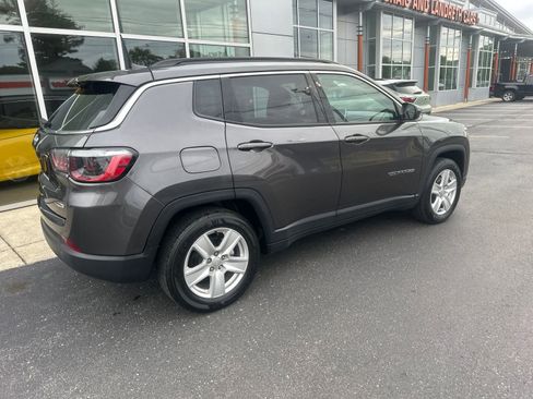 Used 2022 Jeep Compass Latitude w/ Convenience Group FWD image 3