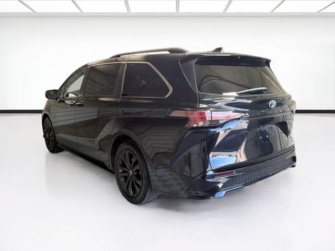 Used 2022 Toyota Sienna XSE FWD image 6
