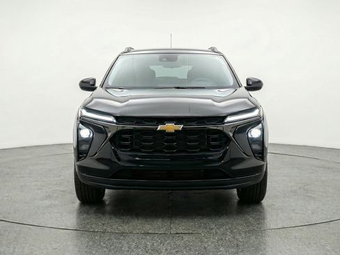 Used 2025 Chevrolet Trax LT FWD image 2