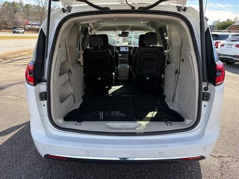 Used 2024 Chrysler Pacifica Touring-L image 23