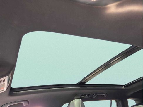 Used 2023 Volkswagen Tiguan SE R-Line image 8