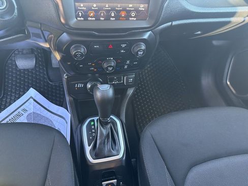 Used 2023 Jeep Renegade Latitude w/ Sun & Fun Group image 17