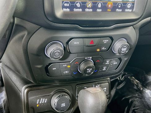 Used 2022 Jeep Renegade Altitude w/ Convenience Group AWD/4WD image 16