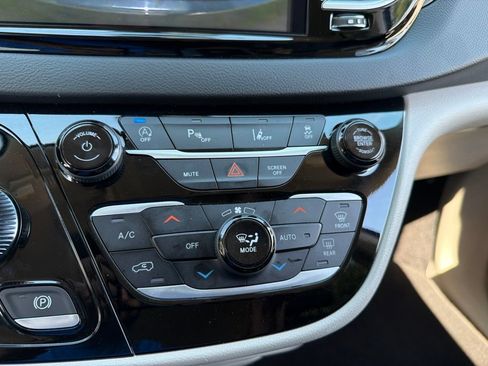 Used 2023 Chrysler Pacifica Touring-L FWD image 12