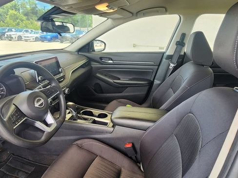 Used 2024 Nissan Altima 2.5 SV FWD image 12