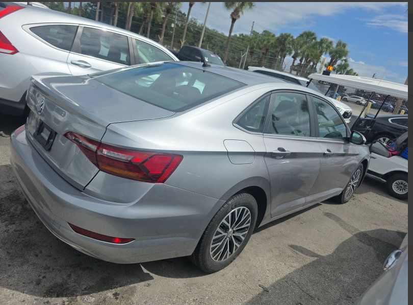 Used 2019 Volkswagen Jetta SE w/ Cold Weather Package FWD image 2