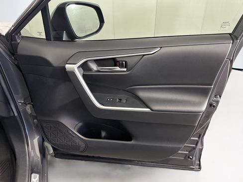 Used 2020 Toyota RAV4 XLE w/ Carpet Mat Package AWD/4WD image 32