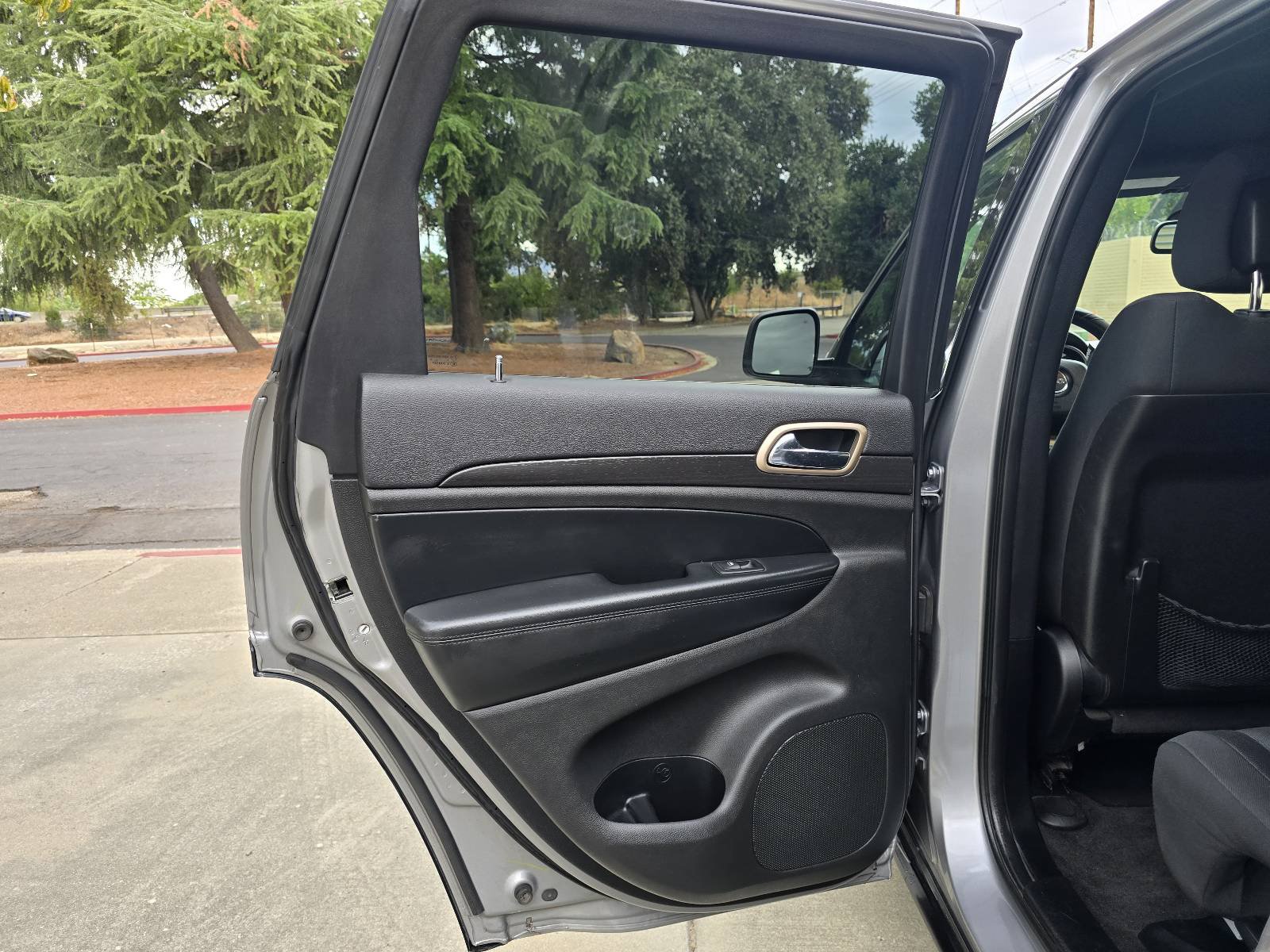 Used 2015 Jeep Grand Cherokee Laredo w/ Quick Order Package 23E RWD image 9
