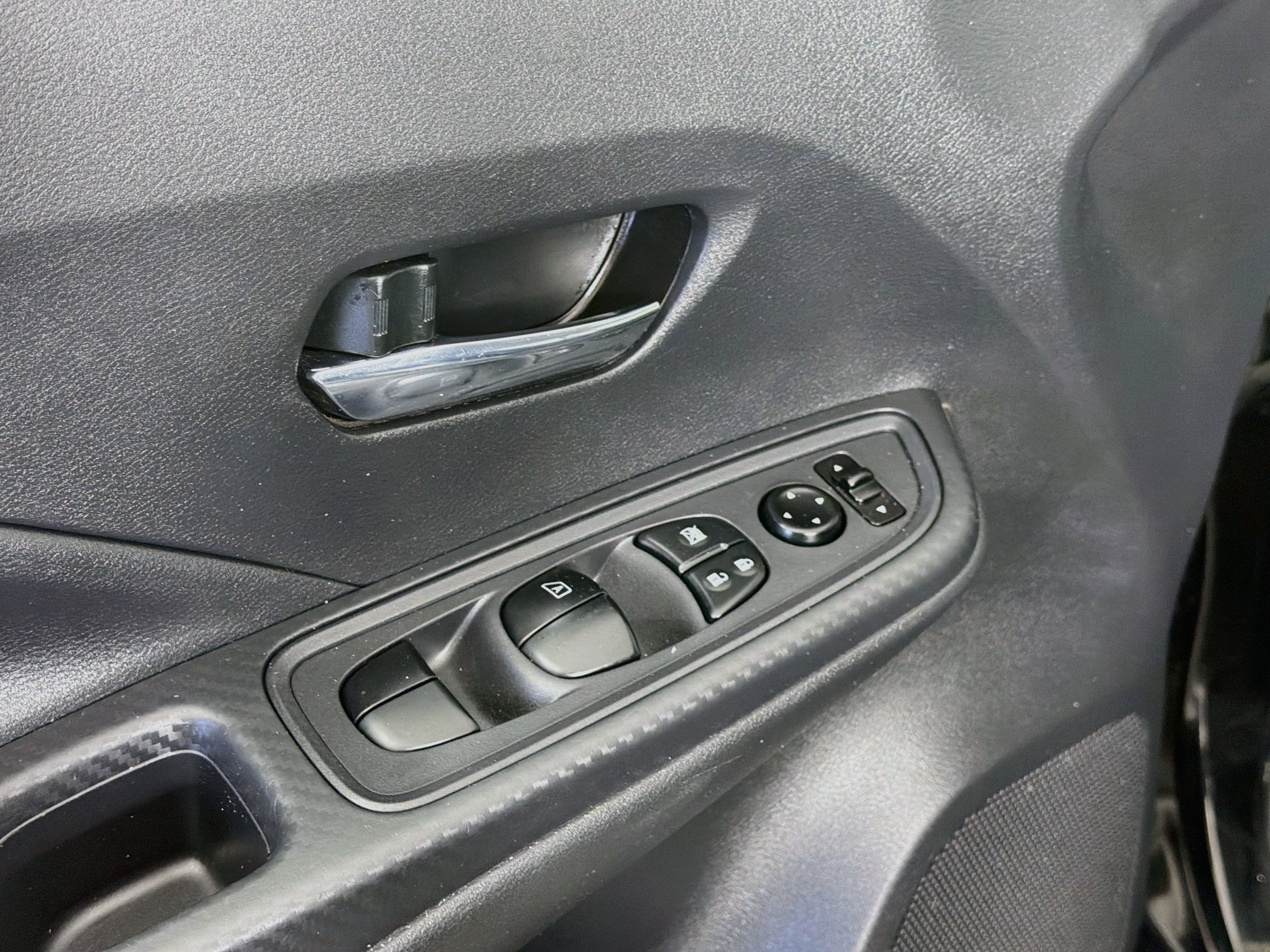 Used 2025 Nissan Versa SV FWD image 15