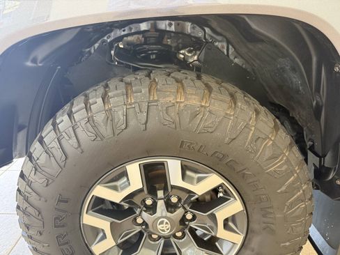Used 2018 Toyota Tacoma TRD Sport w/ Technology Package AWD/4WD image 19