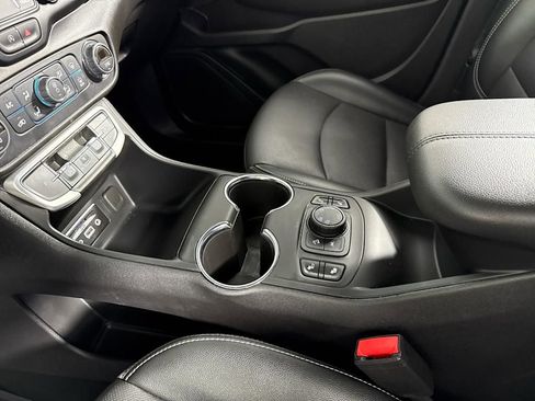 Used 2024 GMC Terrain SLT image 23