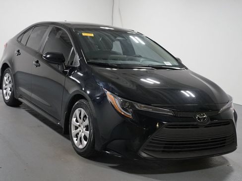 Used 2025 Toyota Corolla LE FWD image 3