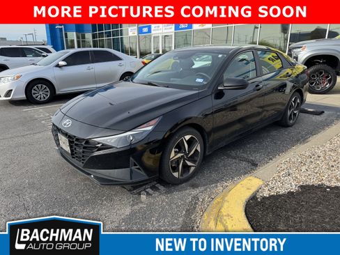 Used 2023 Hyundai Elantra SEL w/ Convenience Package image 3