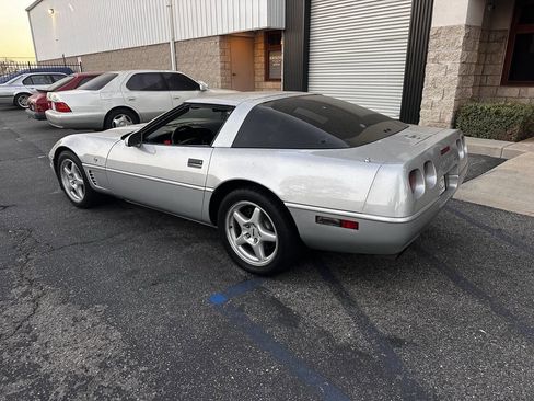 Used 1996 Chevrolet Corvette Coupe RWD image 3