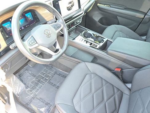 Used 2024 Volkswagen Atlas SE AWD/4WD image 16
