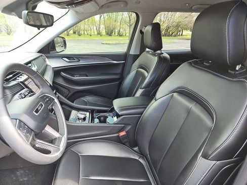 Used 2023 Jeep Grand Cherokee Limited w/ Black Appearance Package image 19