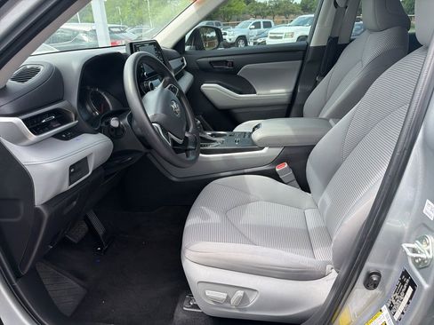 Used 2022 Toyota Highlander L FWD image 11