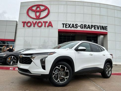 Used 2025 Chevrolet Trax LT FWD image 2