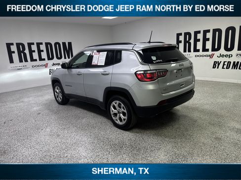 Used 2025 Jeep Compass Latitude AWD/4WD image 6