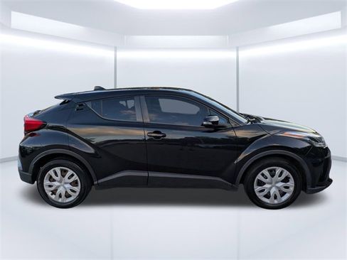 Used 2021 Toyota C-HR LE image 3