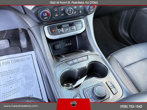 Used 2020 GMC Acadia SLT w/ Driver Alert Package II FWD image 32