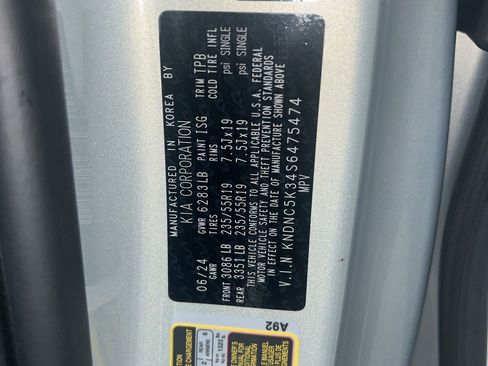 Used 2025 Kia Carnival EX image 1