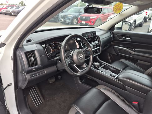 Used 2024 Nissan Pathfinder SL AWD/4WD image 13