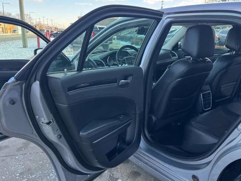 Used 2017 Chrysler 300 C image 7