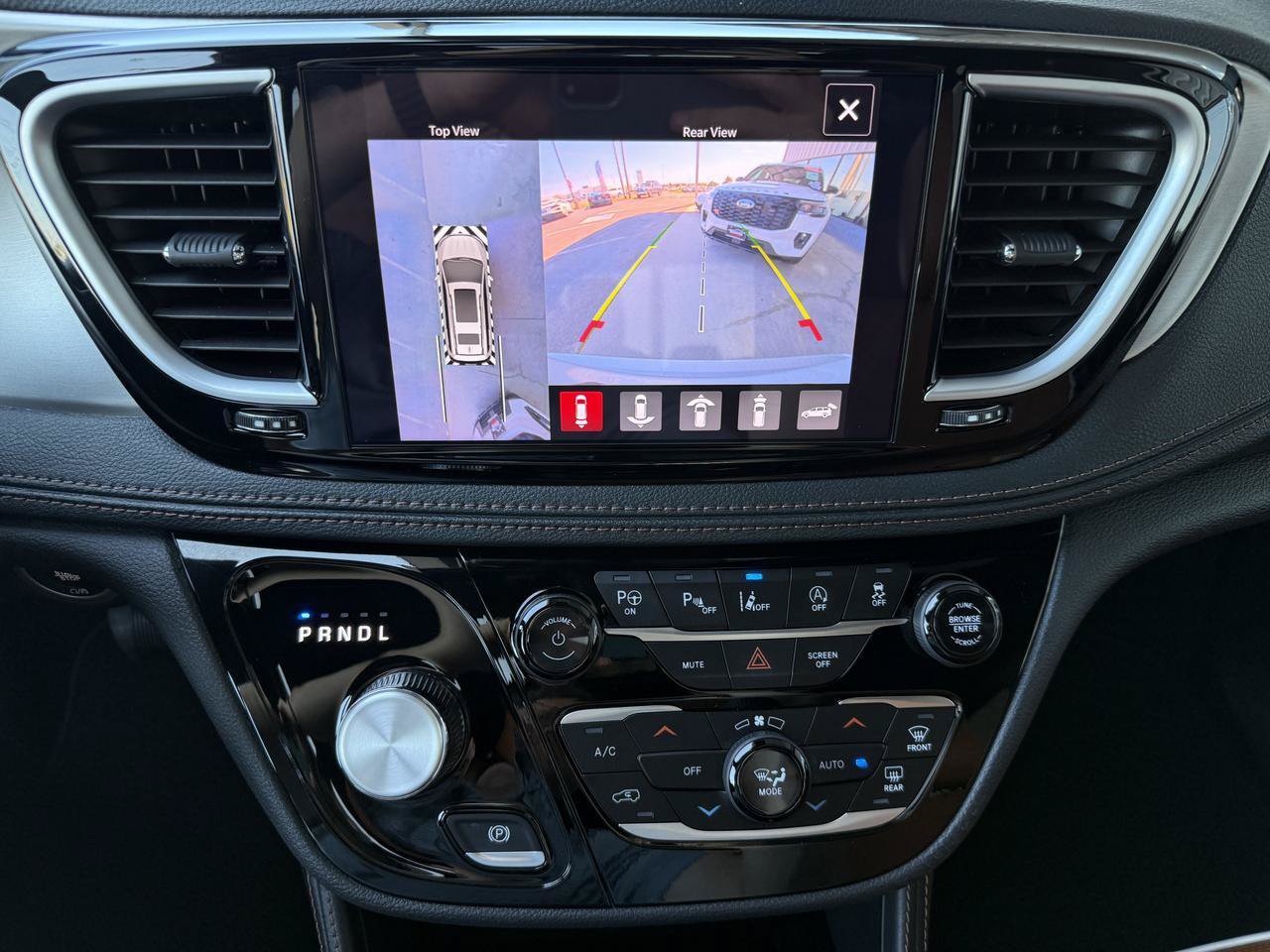 Used 2024 Chrysler Pacifica Pinnacle FWD image 22
