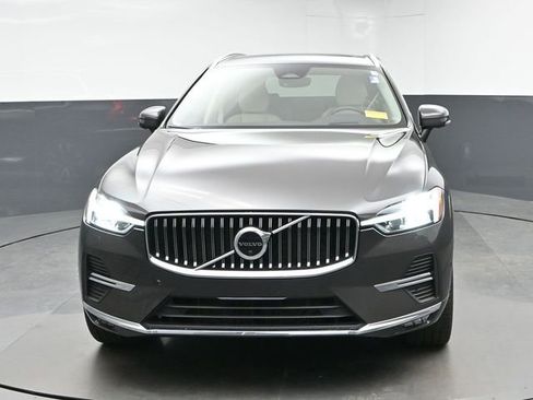 Used 2023 Volvo XC60 B5 Ultimate w/ Climate Package FWD image 3