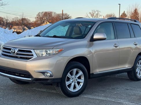 Used 2011 Toyota Highlander SE w/ Tow Pkg image 1